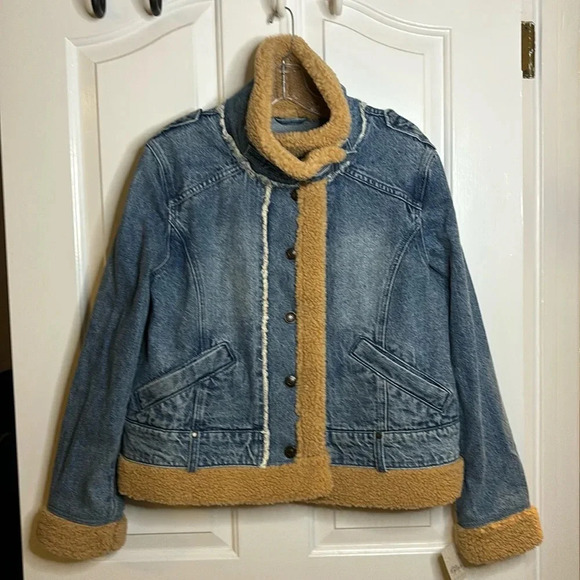 NWT women’s FREE PEOPLE blue denim jacket with faux fur trim size small - Picture 1 of 9
